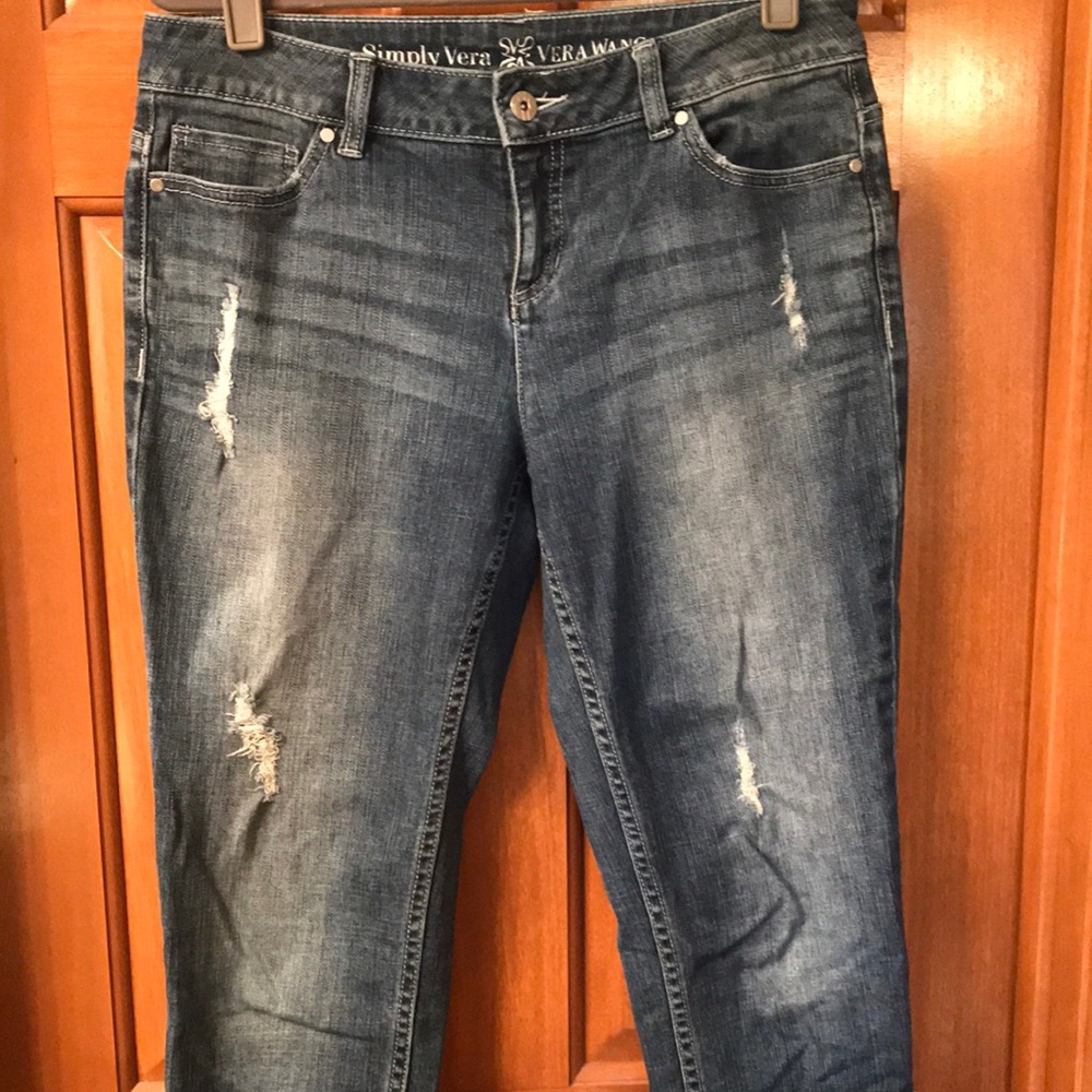 Simply Vera Wang distressed denim capris, great condition!